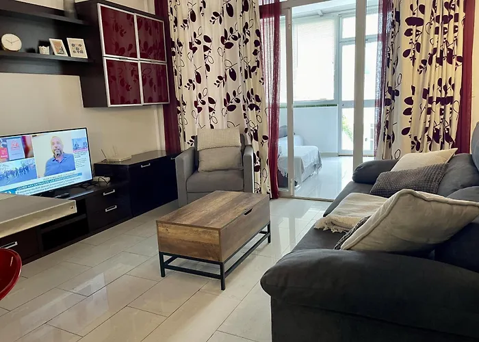 Acogedor Con Piscina En *